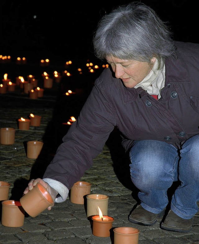 Unzhlige Kerzen leuchteten am vergang...lion Kerzen&#8220;  auf dem Domplatz.   | Foto: Christiane Sahli