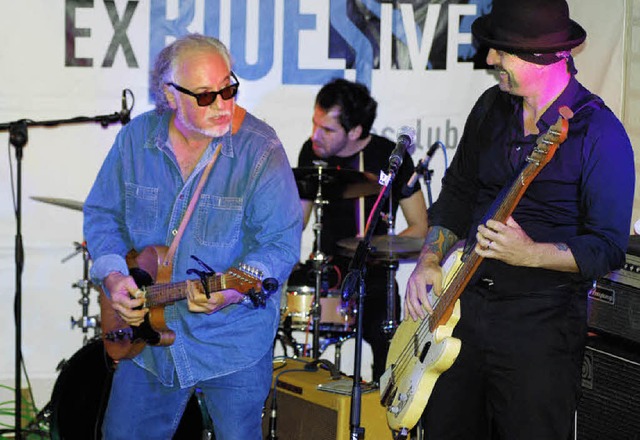 Bob Margolin (links) spielte mit der M...n Weil am Rhein harten Chicago Blues.   | Foto: Thomas Loisl Mink