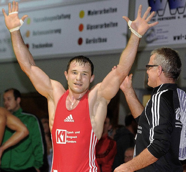 Der Adelhauser Krystian Brzozowski  ma... mit seinem Trainer Karlheinz Hohler.   | Foto: Meinrad Schn