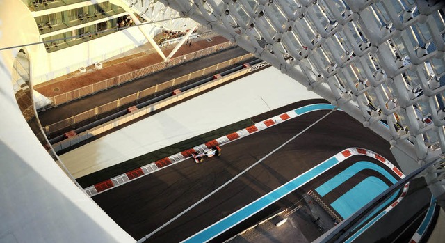 Ganz klein ist das Auto von Lewis Hami...dem Yas Marina Circuit an die Spitze.   | Foto: AFP