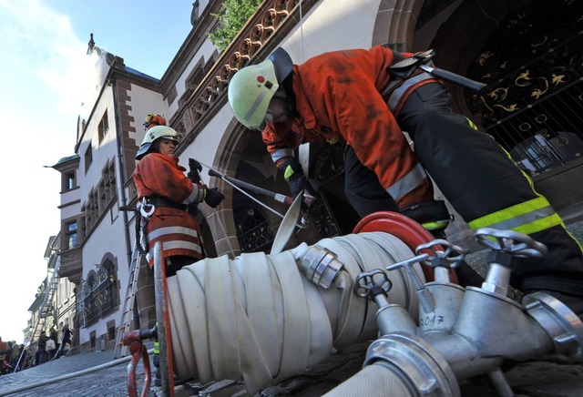 Das Rathaus in Freiburg qualmt &#8211; zum Glck nur zu bungszwecken.  | Foto: Michael Bamberger