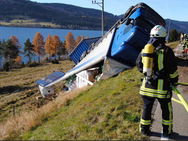 Ein kurzer Augenblick der Unaufmerksam...luchsee. Der Fahrer blieb unverletzt.   | Foto: Kamera 24