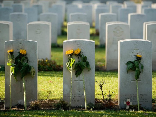 Auf dem Britischen Soldatenfriedhof in...Zeichen der Erinnerung und der Trauer.  | Foto: dapd