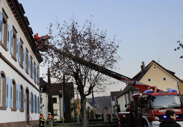 Die Drehleiter der Ettenheimer Feuerwe...tfall wurde am neuen Rathaus geprobt.   | Foto: Adelbert Mutz