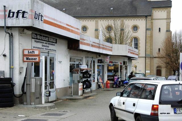 Eine neue Tankstelle mit Wohn- und Geschftshaus