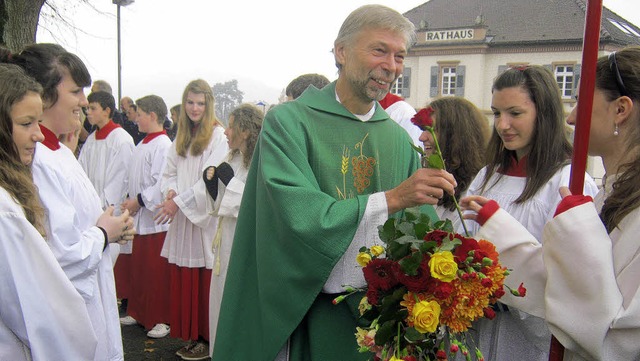 Die Ministranten berreichten Thomas Denoke Blumen zum Abschied.   | Foto: Anne Freyer