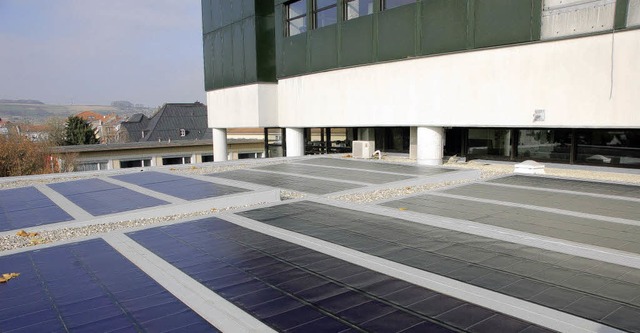 Die Solaranlage auf dem Dach des groe... Rathaus wurde im Sommer installiert.   | Foto: Ehrentreich