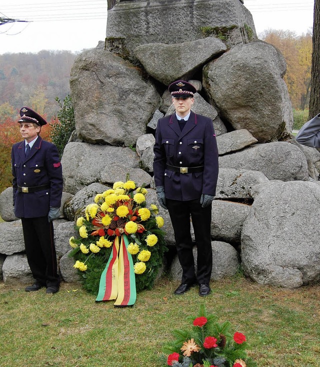 Zum Volkstrauertag legte die Feuerwehr...am Kriegerdenkmal einen Kranz nieder.   | Foto: Manfred Risch