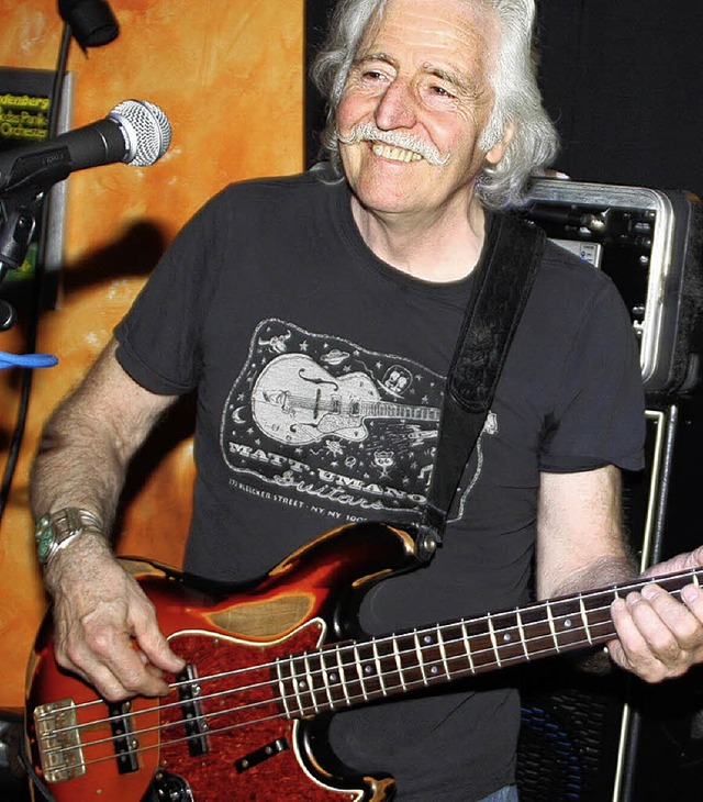 Hat nichts von seiner Energie verloren:  der fast 70-jhrige Bassist Leo Lyons   | Foto: Jrn Kerckhoff