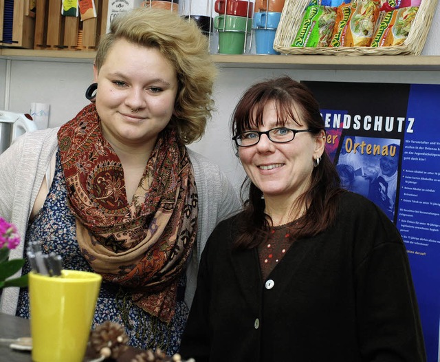 Henriette Maurer (links) macht derzeit... Petra Hoffmann arbeitet als Aushilfe.  | Foto: Gertrude Siefke