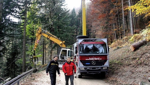 Mit einem mchtigen Seilkran werden di...n Hendrik Wnsch und Siegbert Locher.   | Foto: heiner fabry