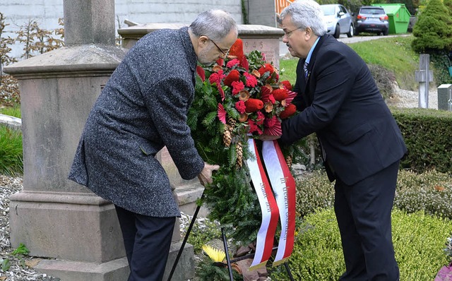 Brgermeister Rudolf Rmmele und Thoma...erlegung auf dem Zeller Bergfriedhof.   | Foto: Paul Berger