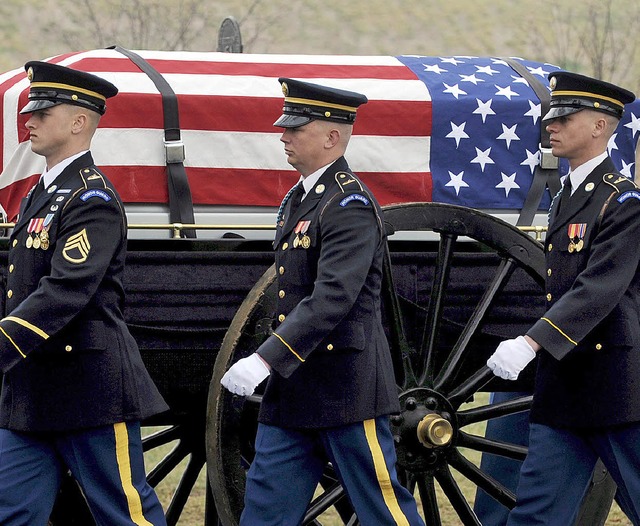 Beisetzung eines  US-Soldaten:  Mit ei...n wurde zuletzt piettlos umgegangen.   | Foto: dpa