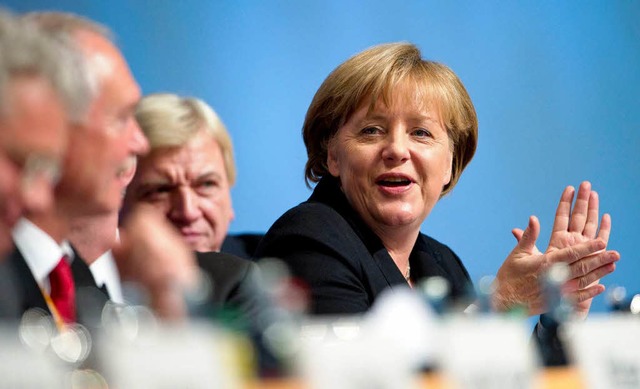 Gemeinsam das Klatschen ben vor der Rede der Vorsitzenden Angela Merkel  | Foto: DAPD