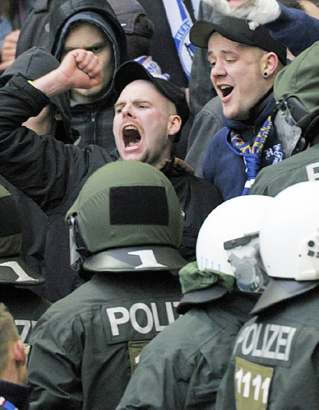 Polizisten gehen gegen Randalierer vor.   | Foto: DPA