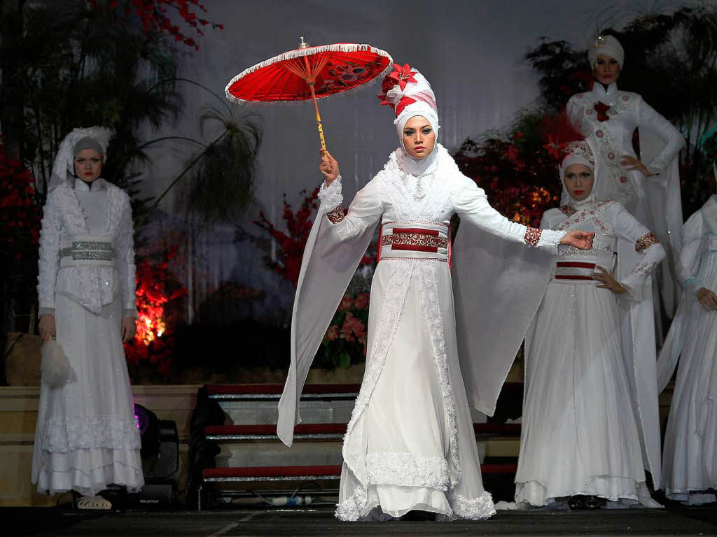 Datuk Tom Abang Saufi, Datuk Radzuan Radziwill, Farah Khan, Melinda Looi und Jovian Mandagie – das sind die Stardesigner beim Islamic Fashion Festival.