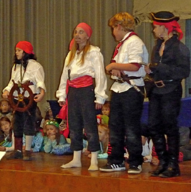 Lagebesprechung auf dem Piratenschiff.   | Foto: M. Burkert