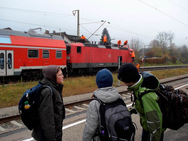 Die Schler  warten, die Bahnleute rep...beschdigte Lok im Bahnhof Himmelreich  | Foto: Hahne