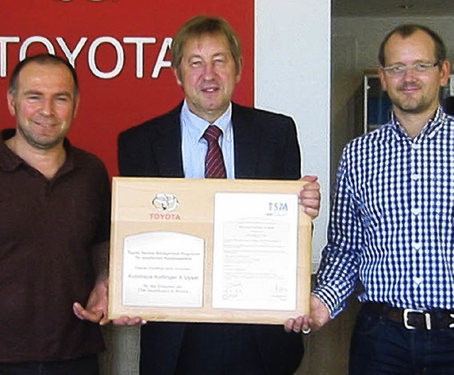 Yusuf Uysal (links)  und Thomas Kollin...inem Vertreter von Toyota Deutschland.  | Foto: Privat
