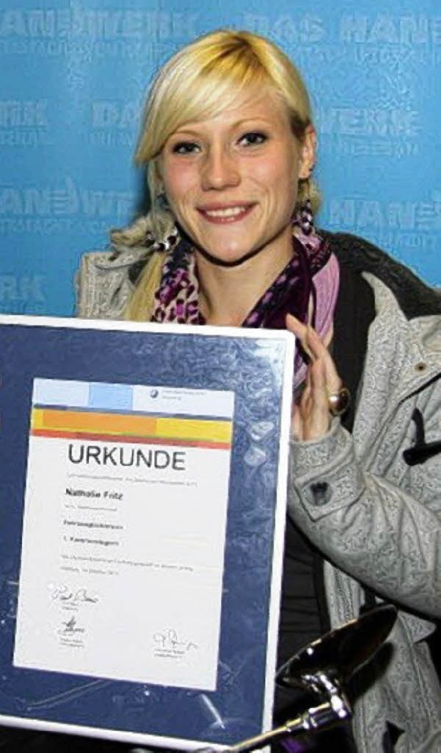 Die Kammersiegerin Nathalie Fritz von ...imer Firma Mosolf  mit ihrer Urkunde.   | Foto: Privat