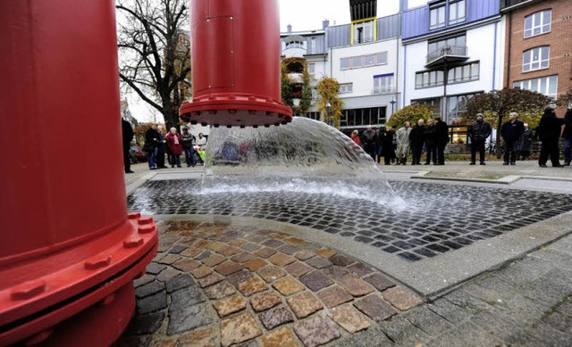 Seit gestern ist der Brunnen am Lederleplatz im Sthlinger wieder in Betrieb.  | Foto: Ingo Schneider