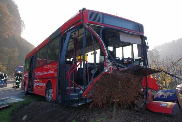 Laster prallt gegen Schulbus – 7 Verletzte