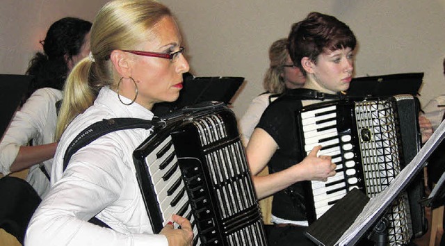 Mit  einem  anspruchsvollen  Programm ...ggen  beim  Jahreskonzert in Lipburg.   | Foto: Ingeborg Grziwa
