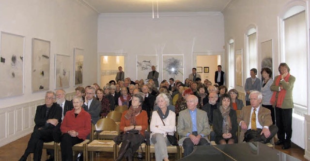 Die Besucher der Vernissage lauschen d...ng von Eberhard Brggel aus Freiburg.   | Foto: Dorothee Philipp