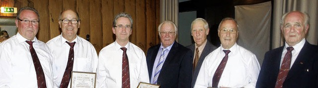 Die anwesenden Geehrten (von links): H...scher sowie Vorsitzender Fritz Gerbel   | Foto: Albert Greiner