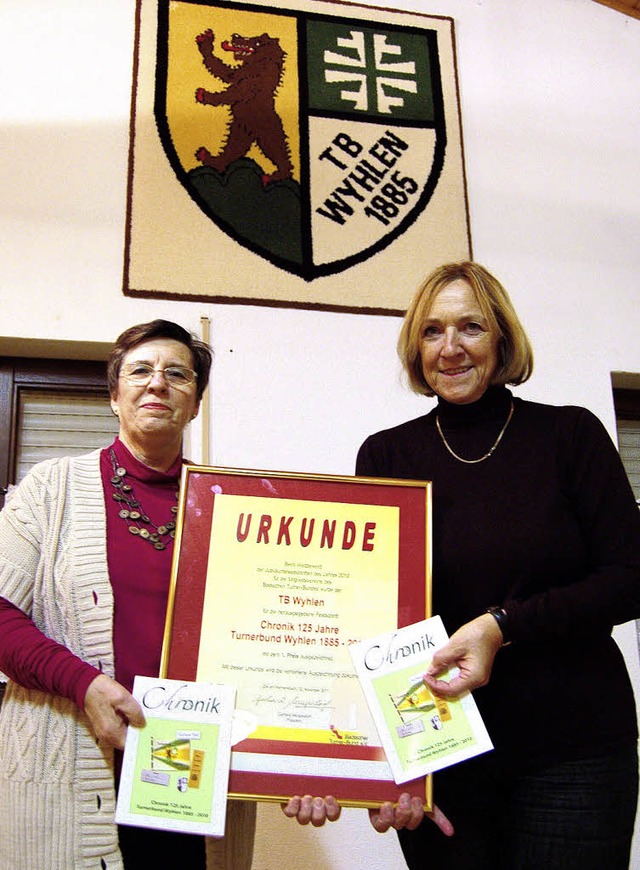 Helga Mller (links), Schriftfhrerin ...m 125-jhrigen Bestehen gewonnen hat.   | Foto: Heinz Vollmar