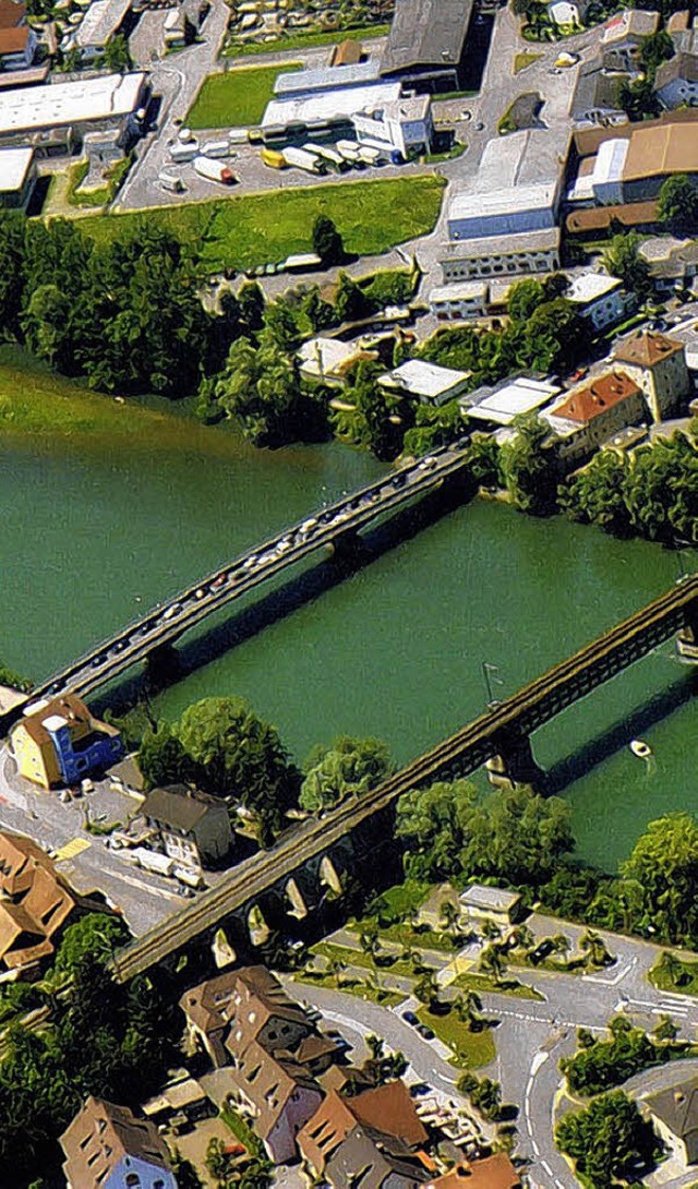 Die alte Eisenbahnbrcke bei Koblenz &... die modernisierten Domino-Zge aus.    | Foto: WIESMANN
