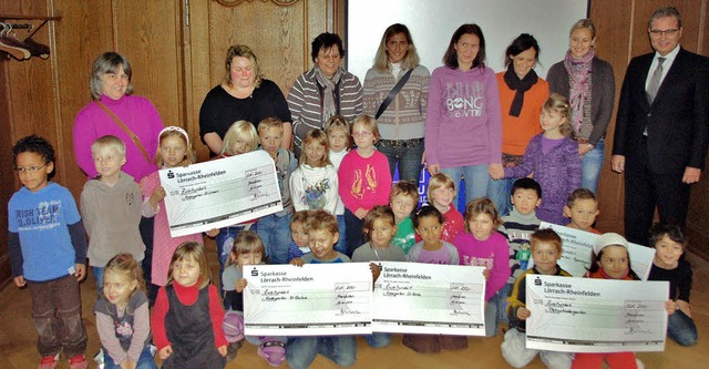 Beim Malwettbewerb &#8222;Mein Traumha...eiligte Kindergarten erhielt 200 Euro.  | Foto: Rolf Reimann