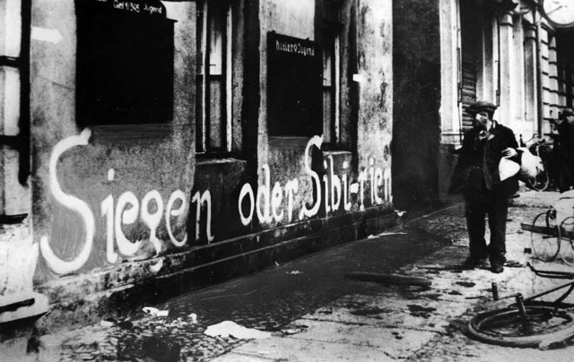 Noch zum Schluss des Zweiten Weltkrieg...Propaganda: Wandparole in Berlin 1945   | Foto: dpa
