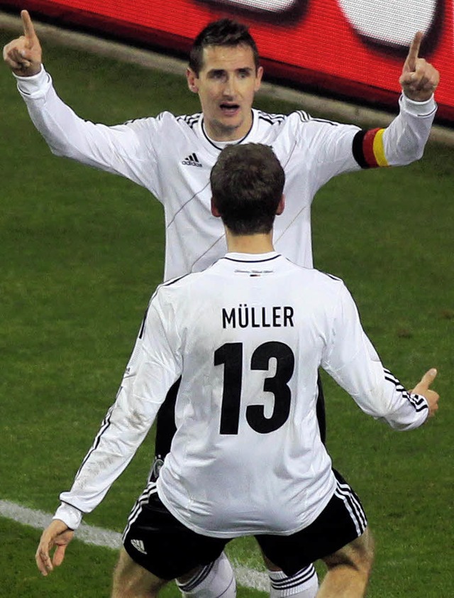 Miroslav Klose und Thomas Mller herzen sich nach Kloses Treffer zum 2:0.   | Foto: DPA
