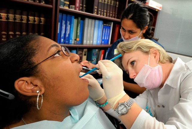 Eine Frau in Los Angeles in einer Zahn...e US-Brger  krankenversichert sein.    | Foto: dpa
