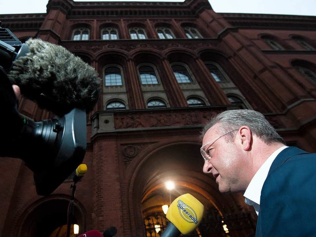 Der Vorsitzende der Berliner CDU, Frank Henkel, vor dem Roten Rathaus in Berlin.  | Foto: dapd