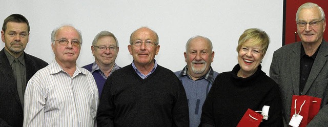 Vorsitzender Rolf Steinle (links) ehrt...r, Christel Hoffmann und Wilfried Koch  | Foto: Thilo Bergmann