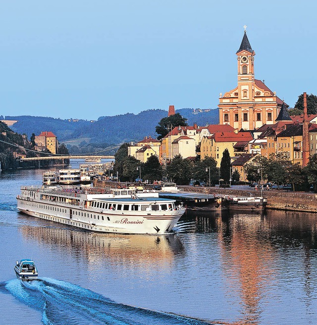 Gemchlich auf dem Fluss entlang fahre...e Donaukreuzfahrt gilt als Klassiker.   | Foto: 3-E-Reisen