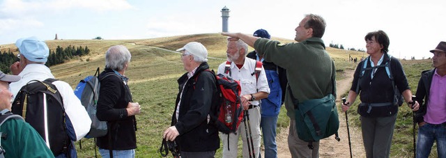 Feldberg-Ranger Achim Laber (Dritter v...hts) auf dem Gipfel seines Hausbergs.   | Foto: Michael Saurer