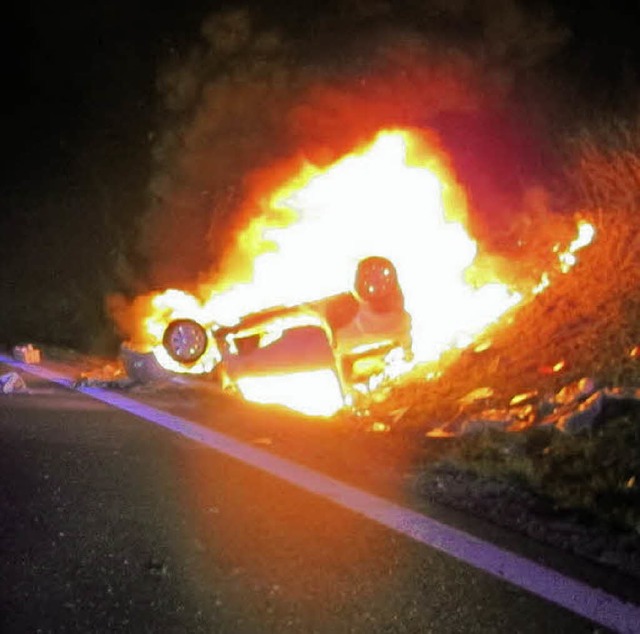 Das Auto der Frau brannte komplett aus.   | Foto: Privat