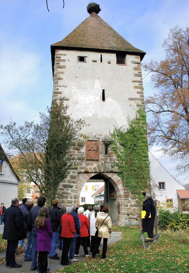 Jost Baier zeigt bei der Führung auf den Storchenturm. | Foto: Danielle Hirschberger Jost Baier zeigt bei der Führung auf den Storchenturm. | Foto: Danielle Hirschberger