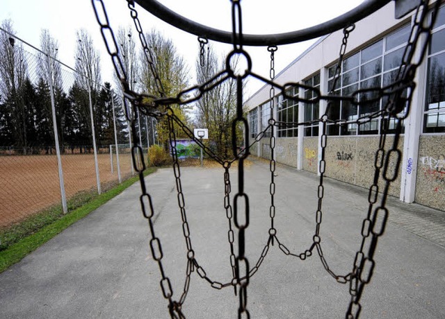 Der Basketballplatz hinter der Hochdor...agen werden &#8211; aber nicht sofort.  | Foto: Ingo Schneider
