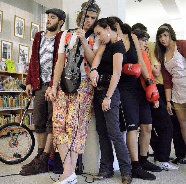Tempus Fugit-Praktikanten entfalteten ... zur Leselust in der Stadtbibliothek.   | Foto: Barbara Ruda