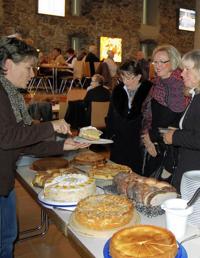 Reichhaltig war die Kuchentheke, die f...es  Luttinger Pfarrfests bereitstand.   | Foto: Dramac