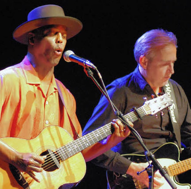 Trobadour Eric Bibb (links) und  Staffan Astner   | Foto: Thomas Loisl Mink