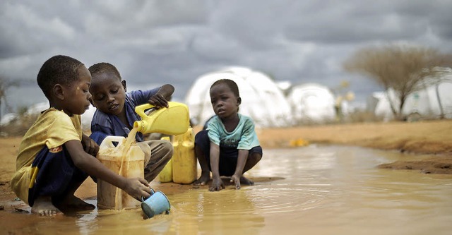 Somalische Kinder holen Wasser aus ein...enianischen Flchtlingslager Dadaab.    | Foto: AFP