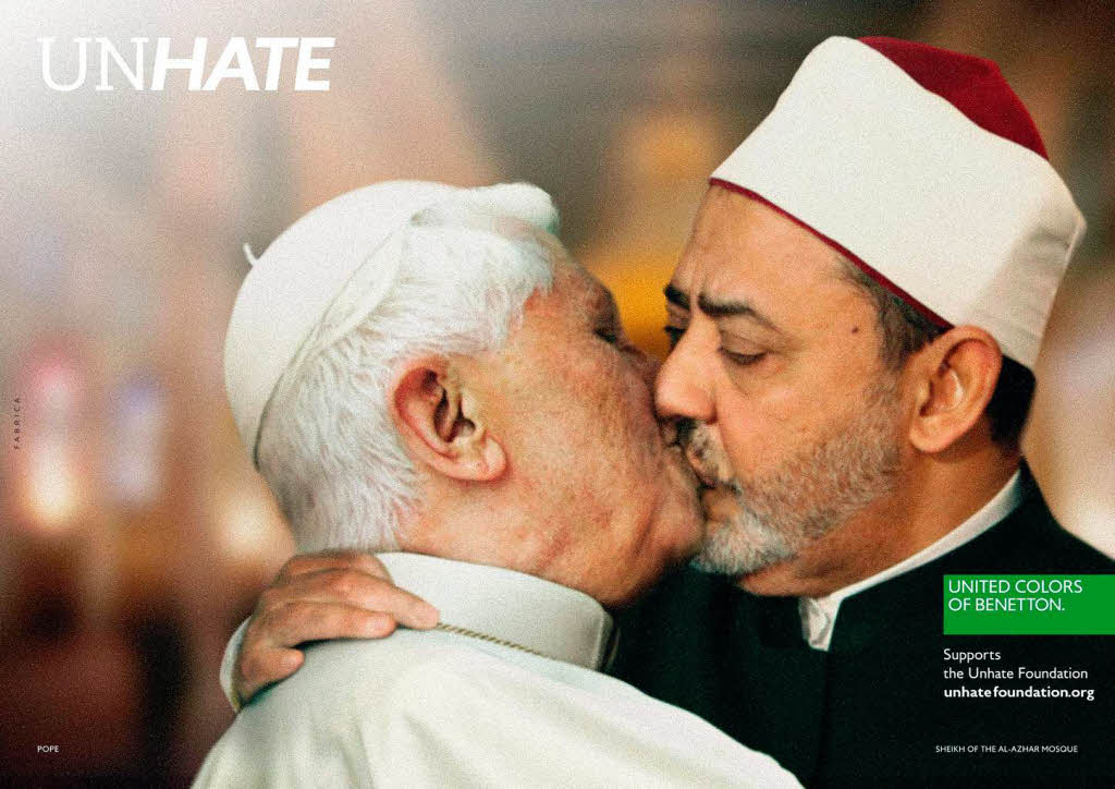 Gegen dieses Plakat luft der Vatikan Sturm: Papst Benedikt XVI. ksst den Imam von Kairo, Ahmed  al-Tayyib.  Gegen den „unakzeptablen“ Gebrauch des  Papstfotos msse man entschieden protestieren...