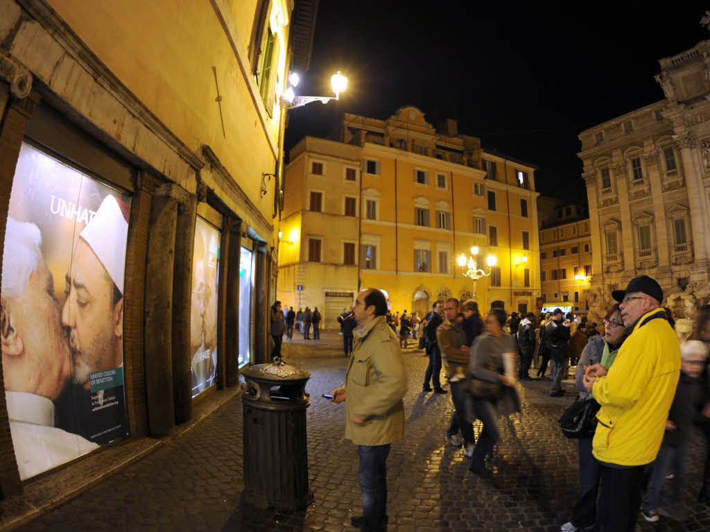 Passanten in Rom betrachten die umstrittenen Plakate.