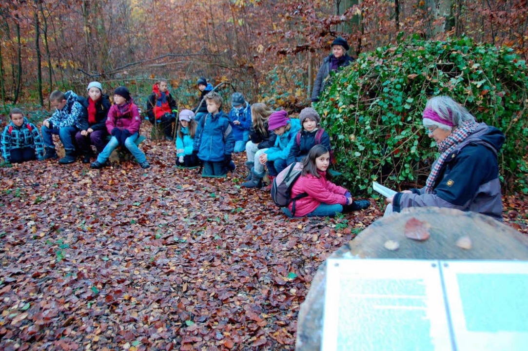 Vorlesestunde an der Mrchenhtte.  | Foto: Gerhard Walser