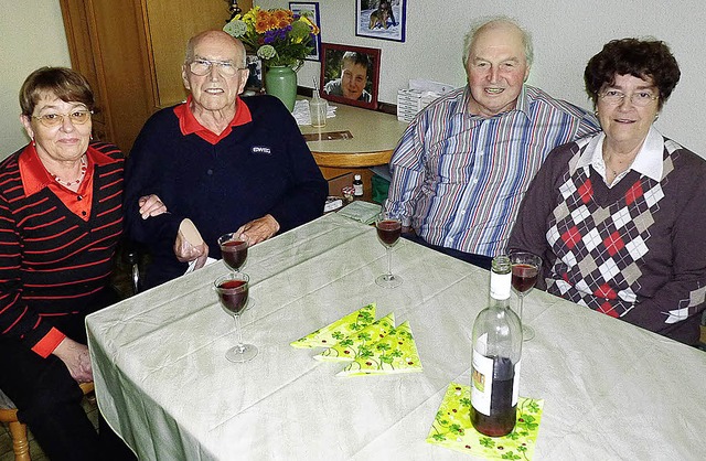 Ehemalige und Aktive des Vereins  zieh...eim Gemischten Chor Knigschaffhausen.  | Foto: Christel Hlter-Hassler